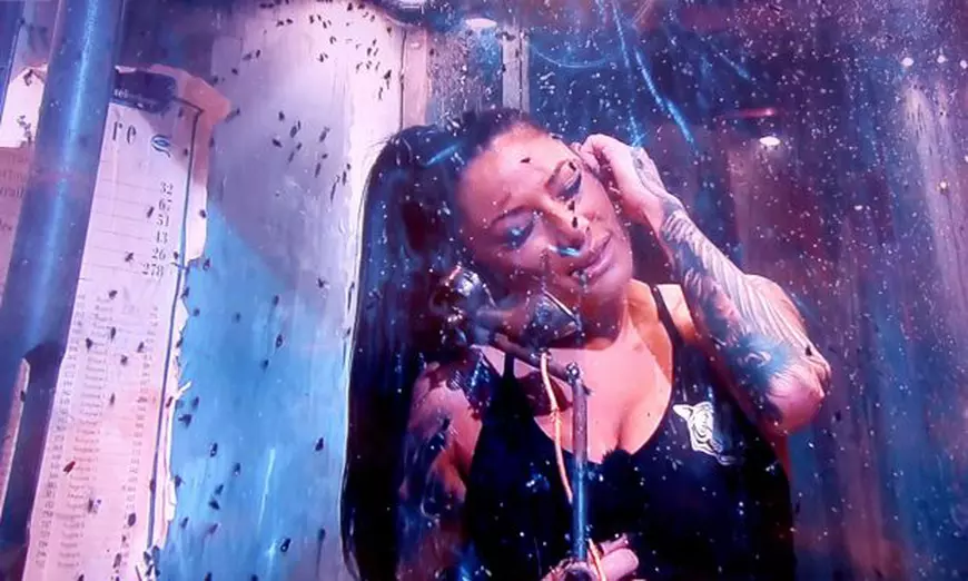 Roxana Vancea a încins atmosfera la Fort Boyard. Toți s-au uitat la ea când a apărut. “Îmi faci un dans la bară?”