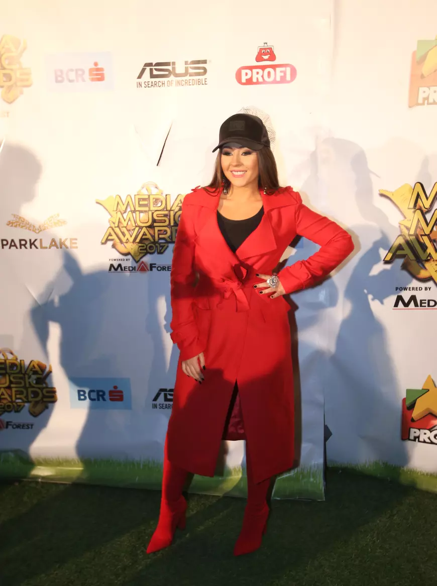 VIDEO EXCLUSIV/ Studenta Nicole Cherry e tot fata tatei! O duce și la facultate cu mașina