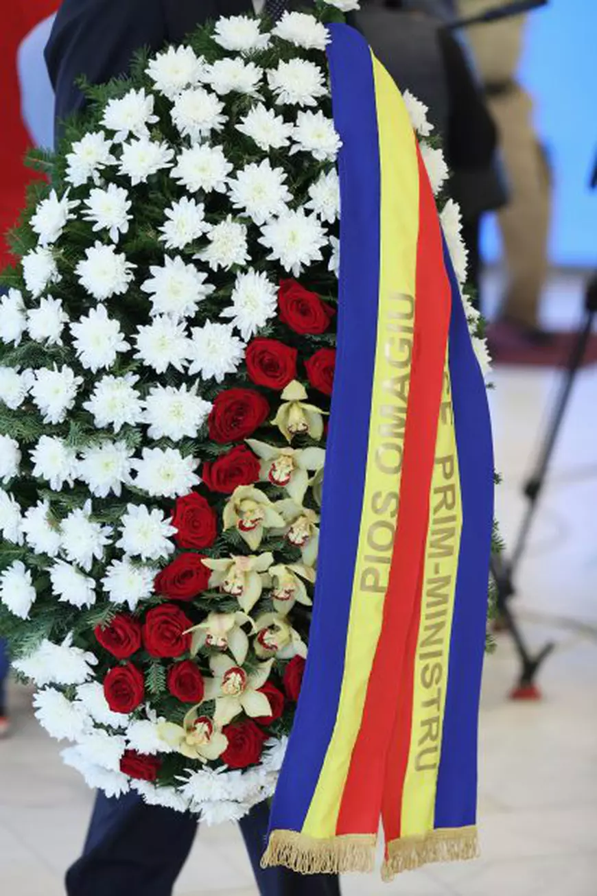 Premierul Mihai Tudose a trimis o coroană de flori la priveghiul Olgăi Tudorache. Mesajul de pe panghlică a atras atenția tuturor