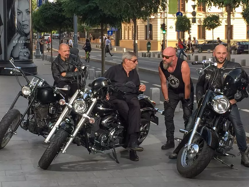 Mitică Popescu, pe motor la 80 de ani. A conversat cu bikerii despre cursele ilegale
