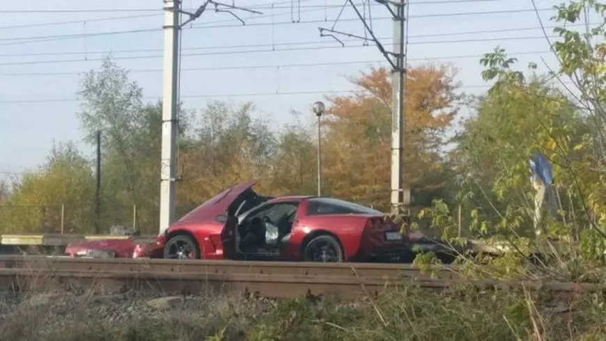 FOTO | Un Corvette s-a făcut praf pe linia ferată, la Buftea