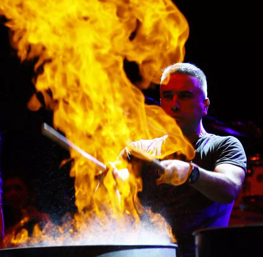 EXCLUSIV/ Zoli de la Sistem cântă la marimbă, unul dintre cele mai grele instrumente din România. Are 300 kg și-l cară cinci persoane!