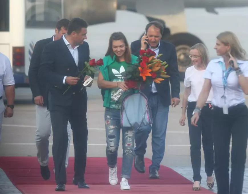 Simona Halep a revenit în România. ”După cum se vede, sunt emoționată”. Ce mesaj a bucurat-o în mod deosebit și cum o recompensează părinții / GALERIE FOTO și VIDEO