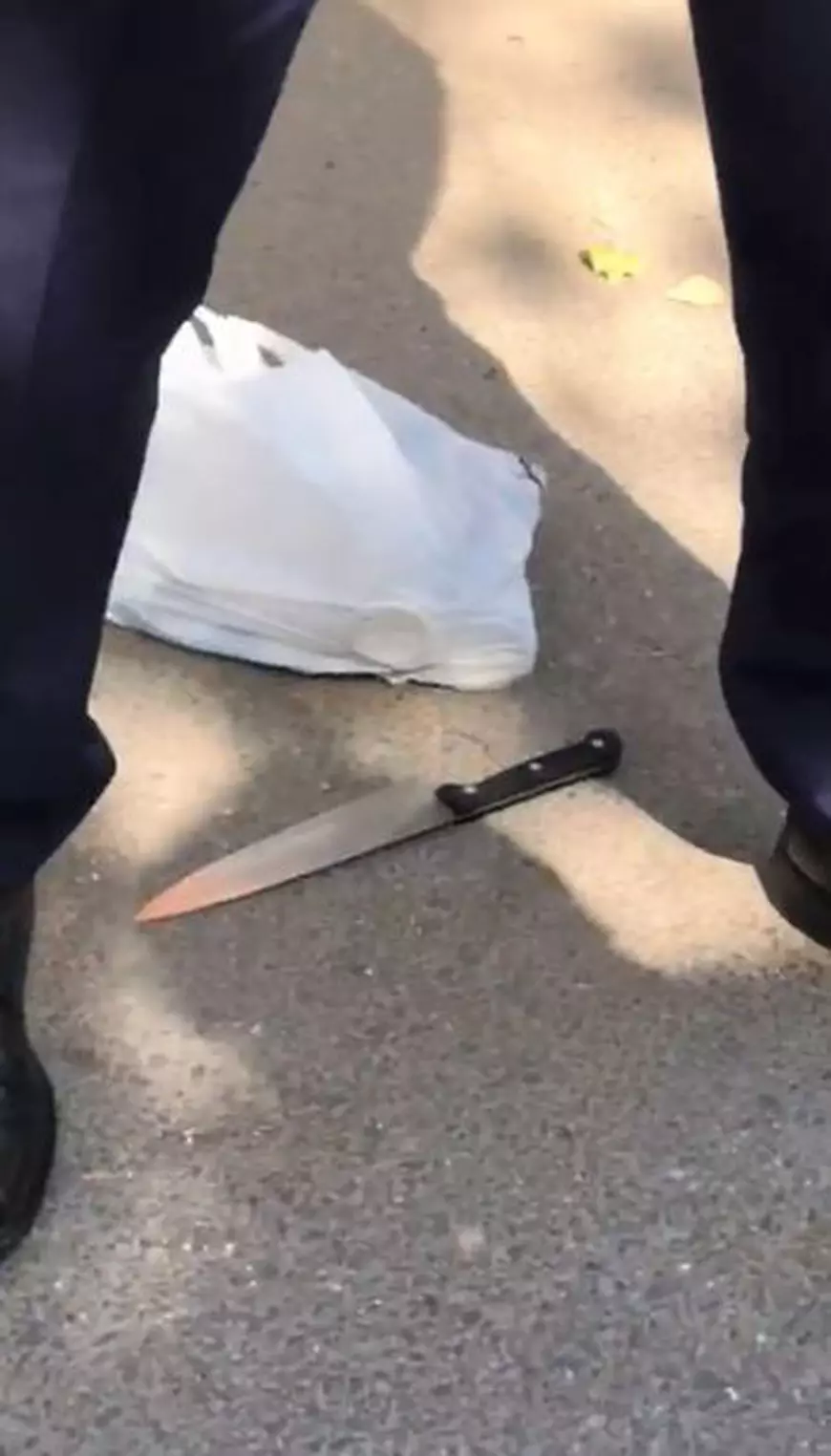 Cuțitarul dintre blocuri e liber. Vecinii sunt îngroziți că bărbatul violent ar putea ataca pe cineva