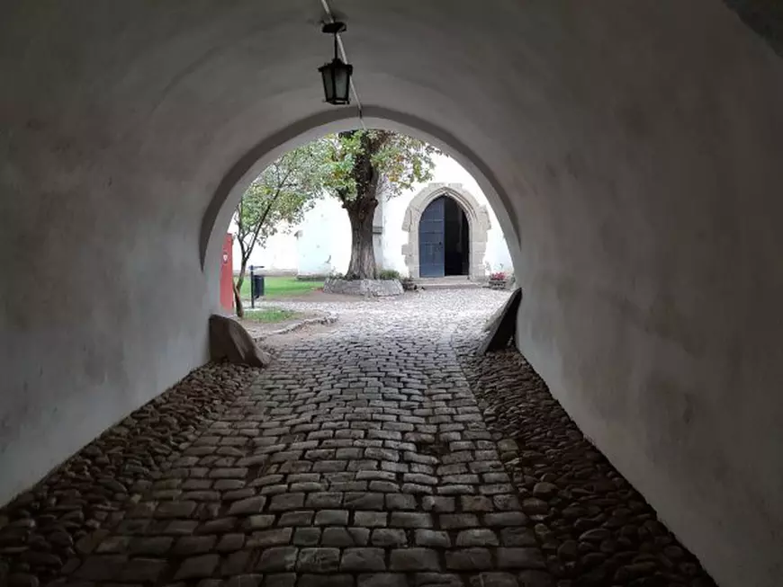 Probabil singura biserică din România pentru care Ceaușescu a dat bani. La invazia turcilor, aici se ascundeau comorile