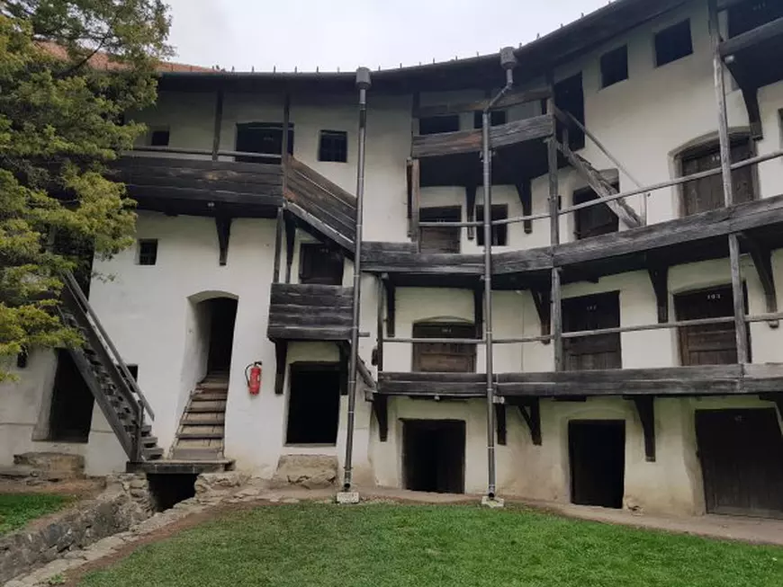 Probabil singura biserică din România pentru care Ceaușescu a dat bani. La invazia turcilor, aici se ascundeau comorile