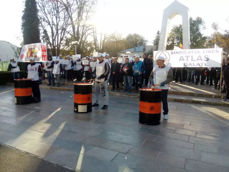 Angajații ArcelorMittal Tubular Products din Galați au ieșit în stradă de teama pierderii locurilor de muncă