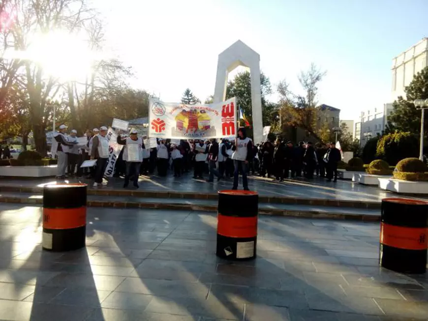 Angajații ArcelorMittal Tubular Products din Galați au ieșit în stradă de teama pierderii locurilor de muncă