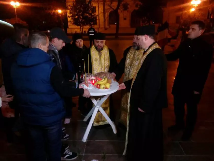 Victimele tragediei de la Colectiv, comemorate și la Galaţi; participanții la slujba de pomenire spun că nu s-a schimbat nimic în societate