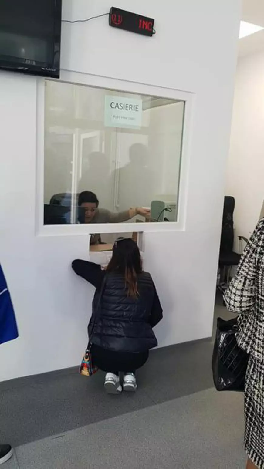FOTO VIRAL/ În genunchi, în fața ghișeului de la Direcția de Taxe și Impozite Locale din Sectorul 5. Cum comentează primarul imaginile