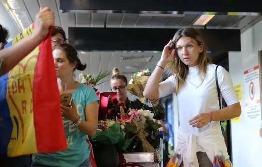 Simona Halep a revenit în România. ”După cum se vede, sunt emoționată”. Ce mesaj a bucurat-o în mod deosebit și cum o recompensează părinții / GALERIE FOTO și VIDEO