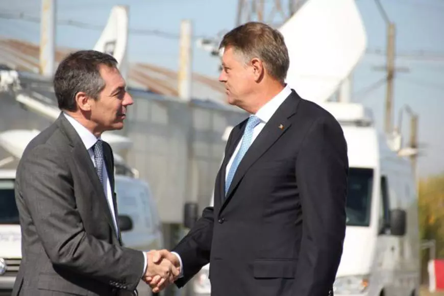 Președintele României Klaus Iohannis și vicepreședintele Ford Europa, Steven Armstrong, cu ocazia lansării noului model Ford EcoSport, la fabrica de la Craiova.