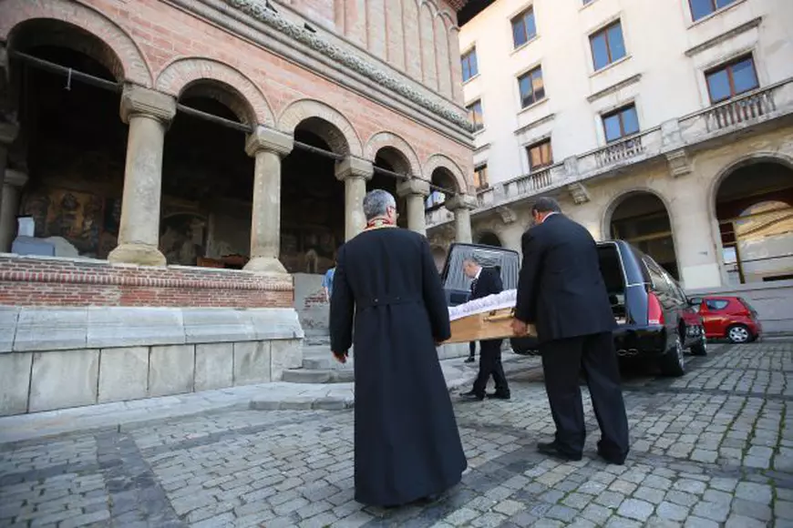 FOTO EXCLUSIV/ Trupul neînsuflețit al Olgăi Tudorache, depus la biserica Kretzulescu din Capitală. Imagine emoționantă cu fiul actriței