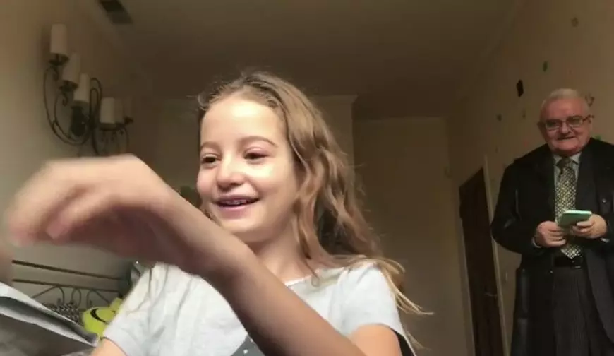 Irina Columbeanu, cu tatăl în Elveția. Cu ochiul înroșit înainte de plecare