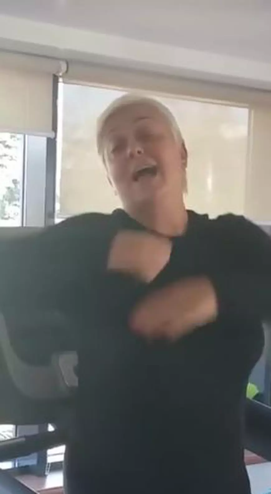 Ce face Monica Anghel la orele de recuperare după operația pe coloană. Nici acolo nu s-a putut abține | VIDEO