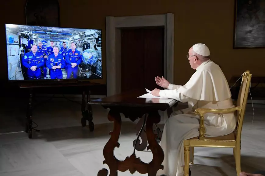 Papa Francisc a dialogat cu astronauții