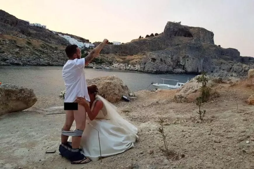 Un cuplu a făcut sex în fața unei bisericii din Grecia