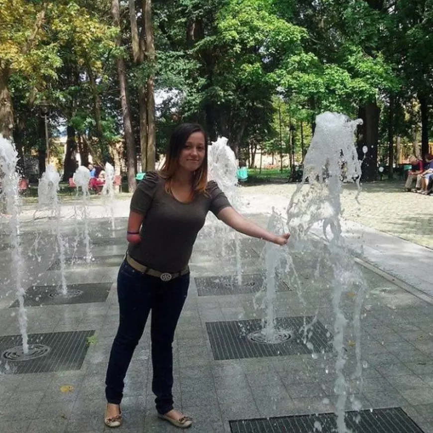 Exemplu de ambiție dat de Roxana Irimia, pictorița fără mâini din Hunedoara. Motto-ul ei: „ Nu există nu pot”