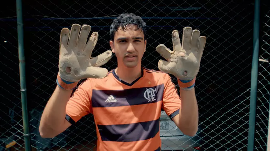 14 membri născuți cu 12 degete la mâini și la picioare