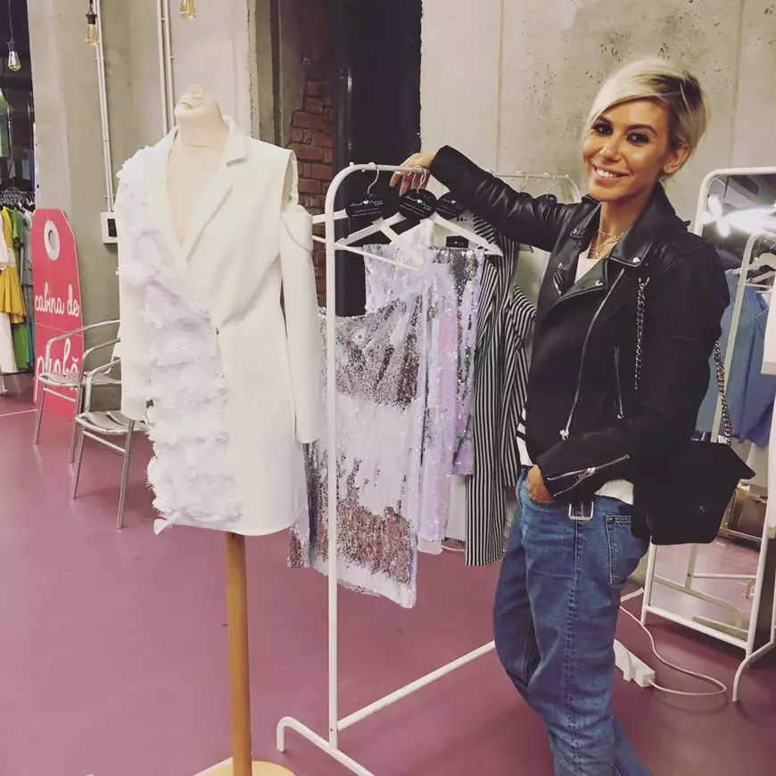 VIDEO EXCLUSIV/ Sore a stricat o mașină de cusut ca să-i facă soțului un tricou. „Am vrut să-i fac un cadou romantic”