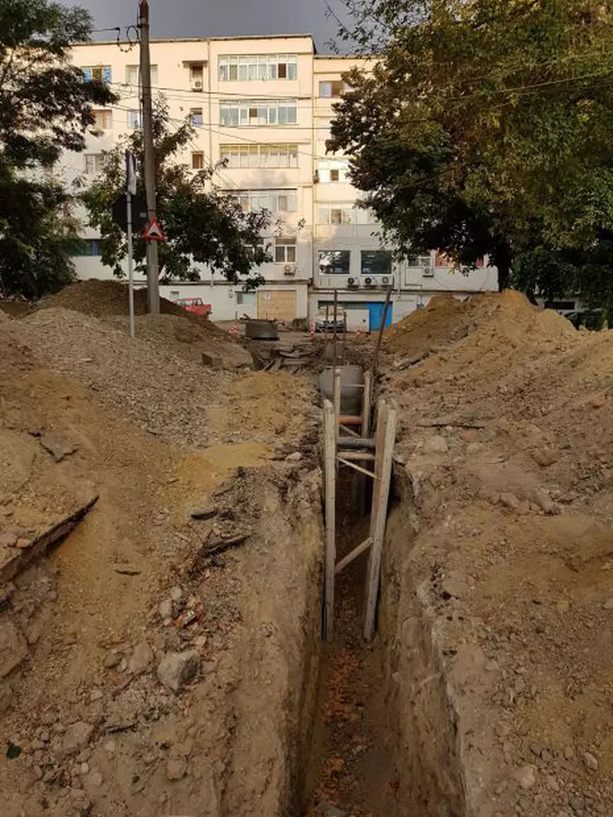 FOTO| Bărbatul căzut într-un șanț din Vaslui unde se fac lucrări de canalizare a murit. Poliția face anchetă