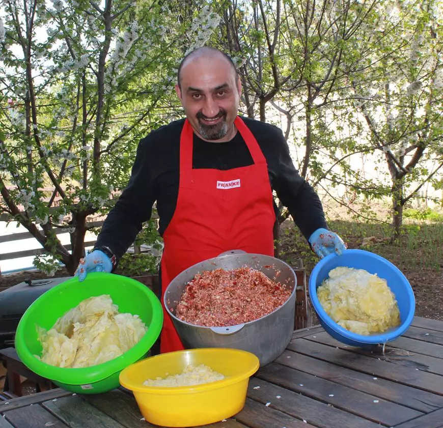 VIDEO EXCLUSIV/ Gabi Jugaru nu mai face farse! S-a întors la cântat și și-a transformat casa în cârciumă de cartier!