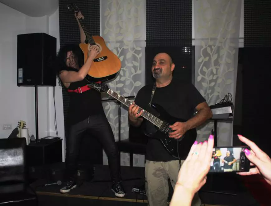 VIDEO EXCLUSIV/ Gabi Jugaru nu mai face farse! S-a întors la cântat și și-a transformat casa în cârciumă de cartier!