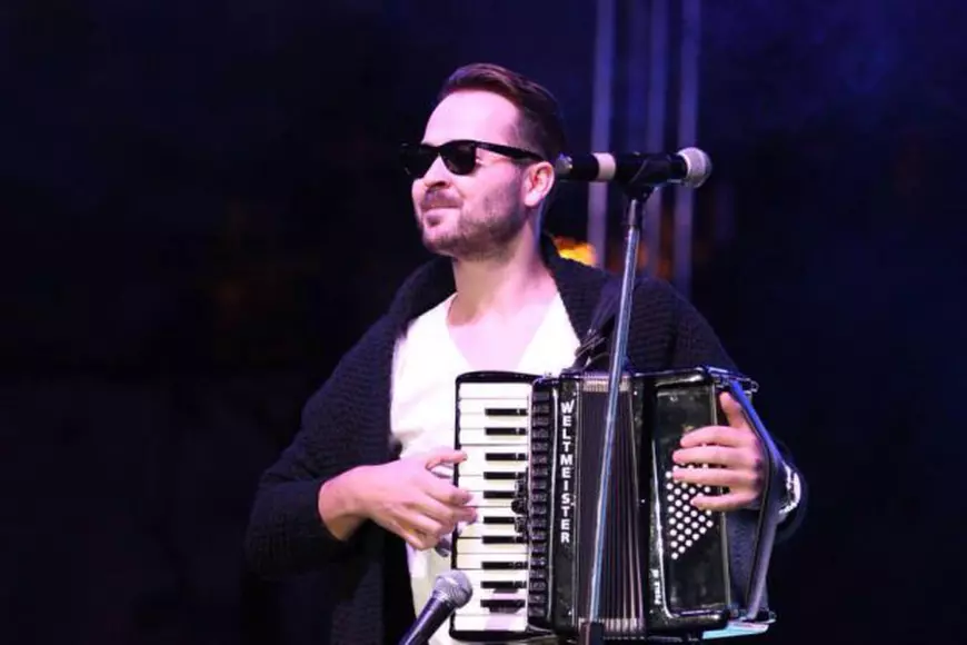 EXCLUSIV / Edward Maya, românul care a ”rupt” topurile internaționale, se ascunde până și de prieteni.  Izolat în căutarea ...inspirației!