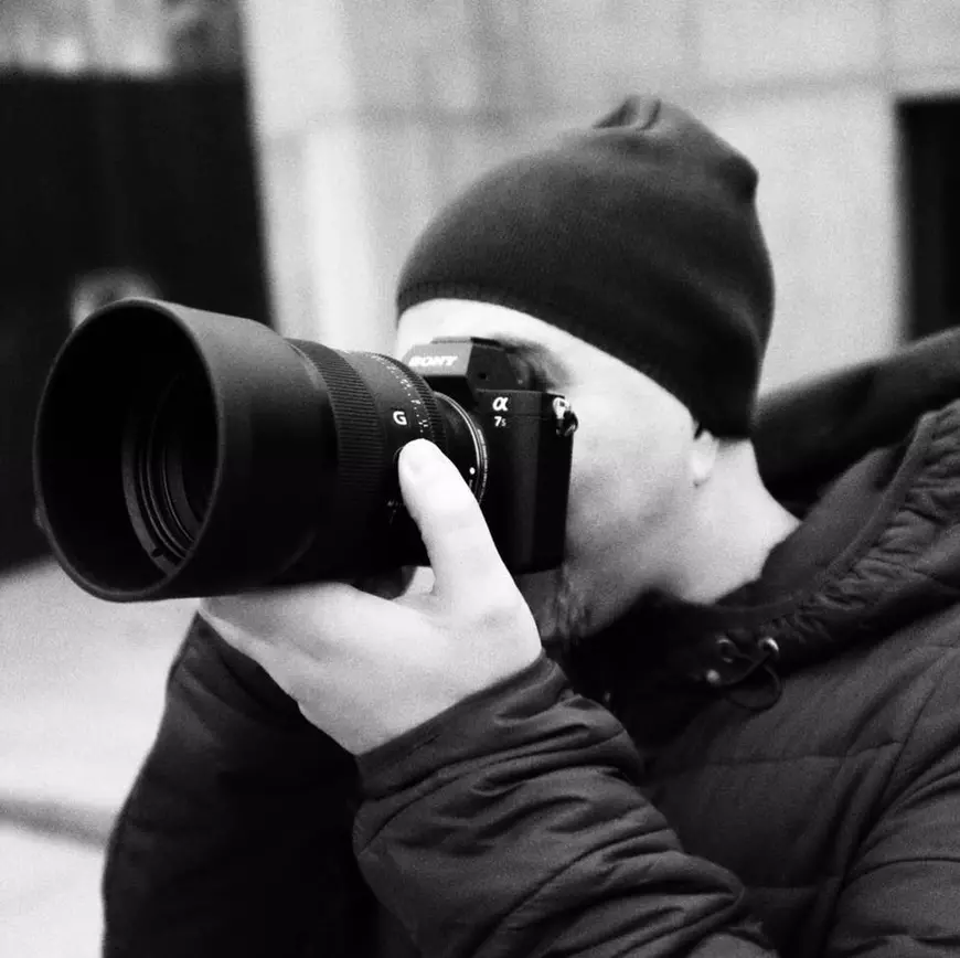 La 12 ani de când a plecat din trupa Ro-Mania, Ionuț Voicu a devenit artist fotograf