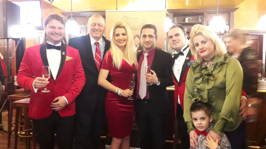 EXCLUSIV/ Tenorii au dus opera la cafenea. Trupa Distinto, show pe strada fitzelor bucureștene