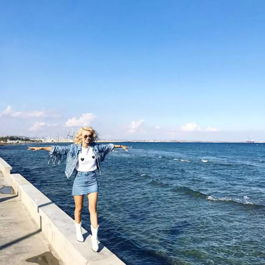 Andreea Bălan și soțul ei au plecat în Cipru. Ce sexy e artista la malul mării