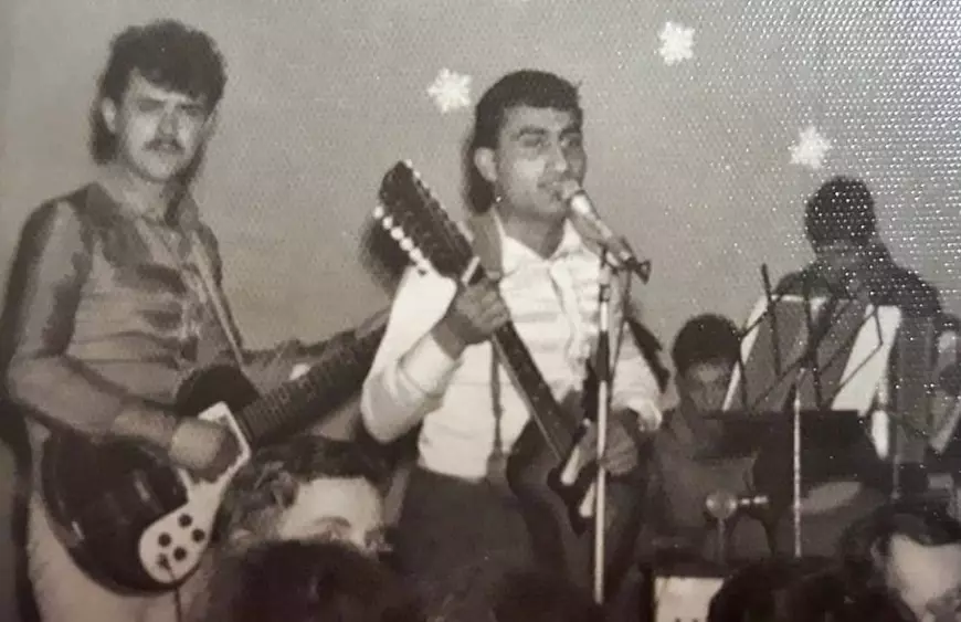 VIDEO EXCLUSIV/ Gabi Jugaru nu mai face farse! S-a întors la cântat și și-a transformat casa în cârciumă de cartier!