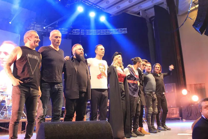 VIDEO EXCLUSIV/  Și-a cerut iubita în căsătorie, pe scena Sălii Palatului, la concertul trupei favorite Direcția 5