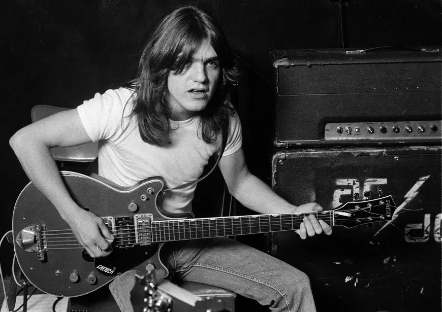 Malcolm Young , chitaristul trupei AC / DC, a murit.