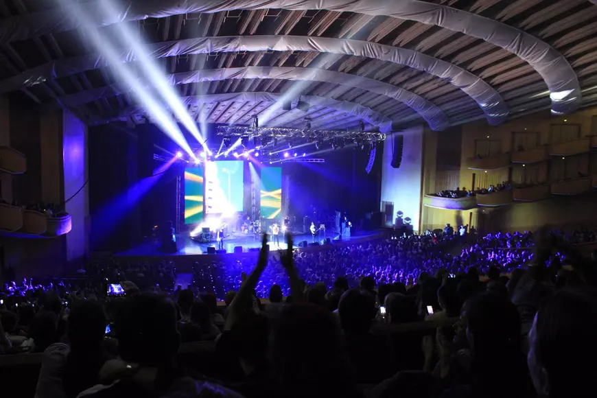 VIDEO EXCLUSIV/  Și-a cerut iubita în căsătorie, pe scena Sălii Palatului, la concertul trupei favorite Direcția 5