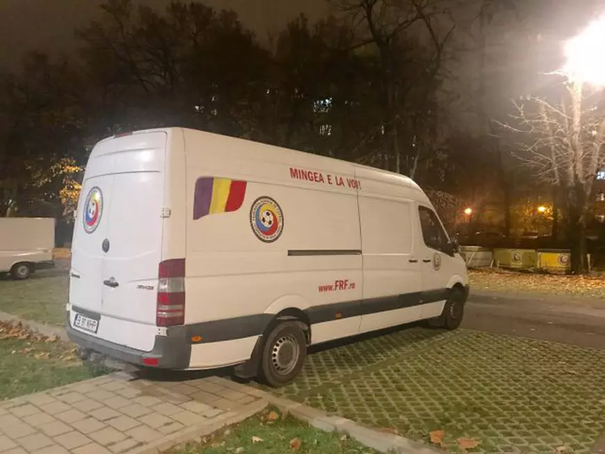 Brandul echipei naționale, pe sediul FRF. ”Casa Fotbalului” a fost acoperită cu o bucată de pânză