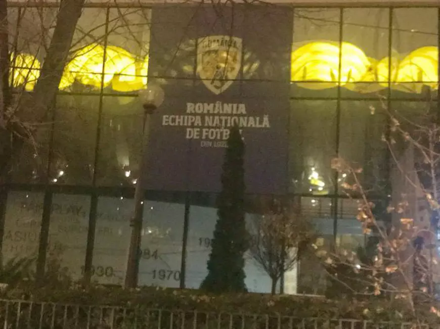 Brandul echipei naționale, pe sediul FRF. ”Casa Fotbalului” a fost acoperită cu o bucată de pânză
