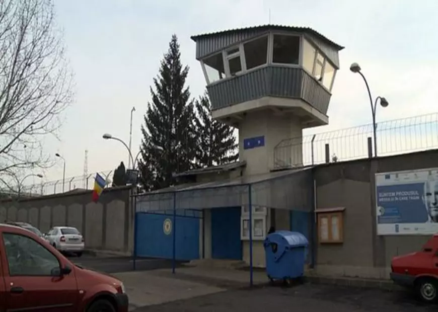 Pușcăriașii făceau trafic de stupefiante în închisoare. Ofițerii antidrog încearcă să afle dacă unii dintre gardieni erau cărăușii deținuților