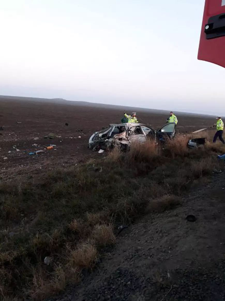 O persoană a murit şi cinci au fost rănite într-un accident în Tariverde din judeţul Constanţa. Impact devastator între un microbuz și o mașină