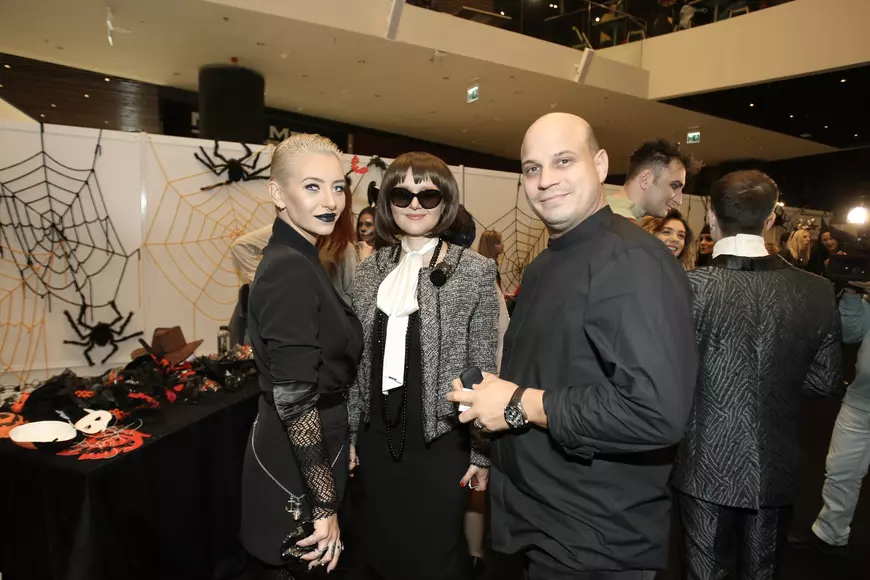 VIDEO EXCLUSIV/ Giulia o lasă pe fiica ei să-și facă tatuaj chiar înainte de a împlini 18 ani. „Ssst, să nu mă audă soțul!”