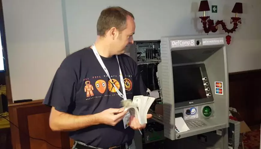 REPORTAJ VIDEO | Au spart un bancomat într-un minut! Cei mai buni hackeri din lume sunt zilele acestea în Bucureşti