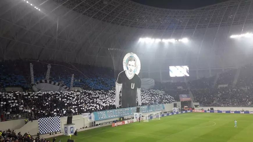 Suporterii Craiovei au afișat o imagine a fostului mare atacant Ion Oblemenco, însoțită de un banner cu mesajul ”Oblemenco, Dumnezeul oltenilor”