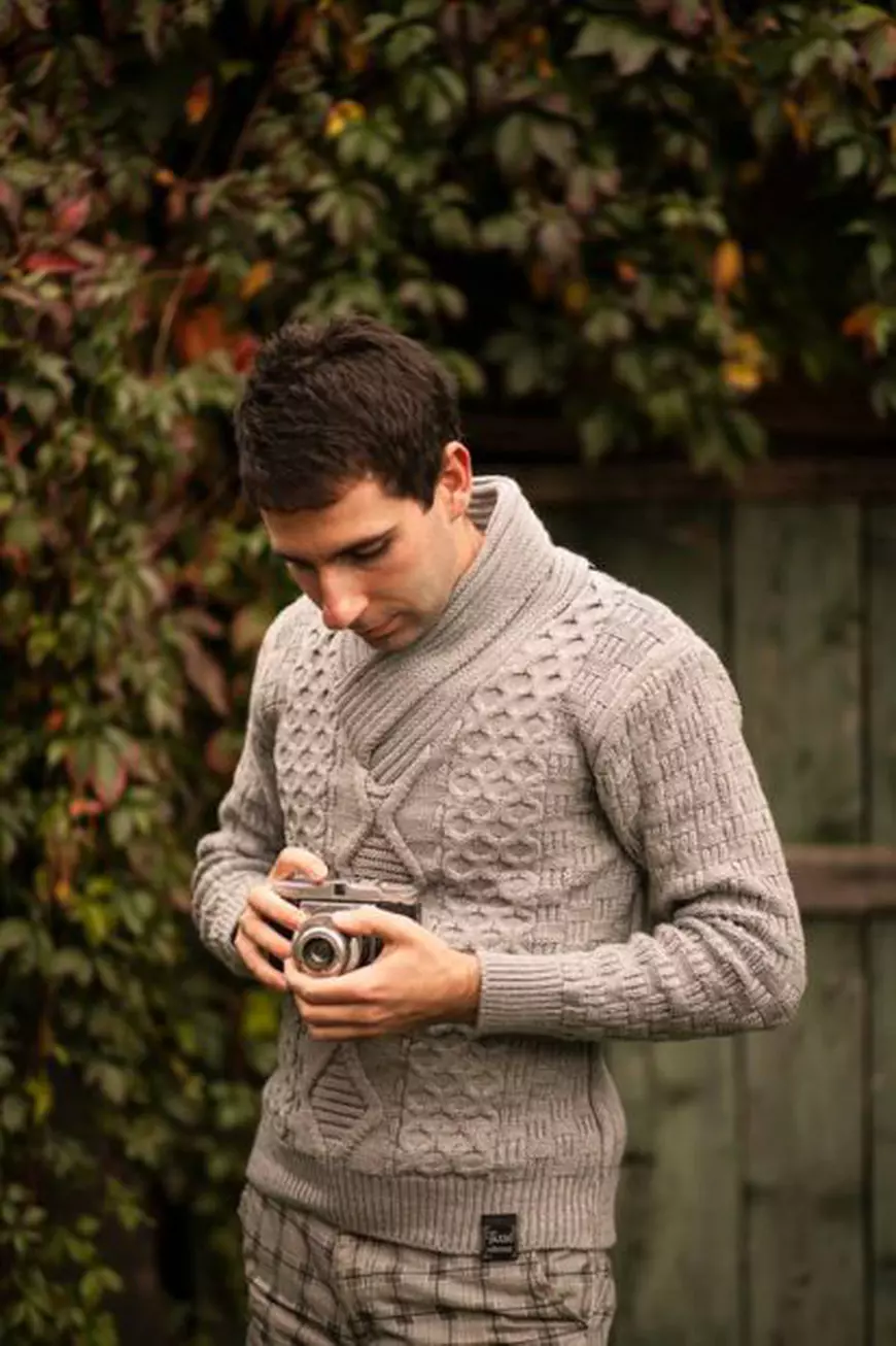 Un tânăr din Sibiu împodobește bradul de Crăciun contracost. „Ar fi o oportunitate și nimeni n-a profitat de ea”