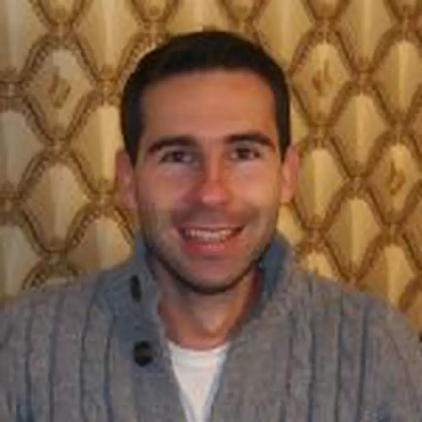 Un tânăr din Sibiu împodobește bradul de Crăciun contracost. „Ar fi o oportunitate și nimeni n-a profitat de ea”