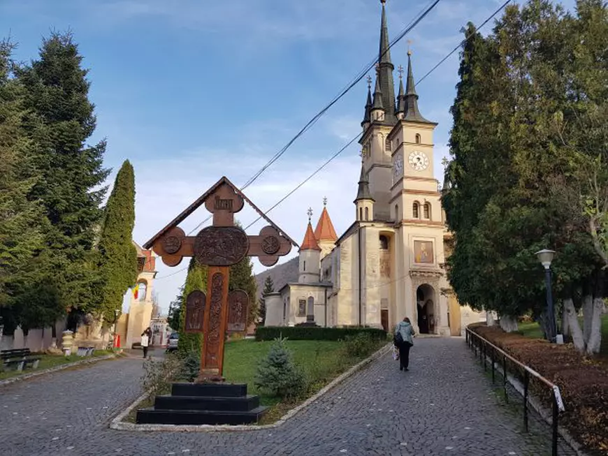 Cum arată un manual românesc din anul 1100: are paginile din piele de ied nenăscut