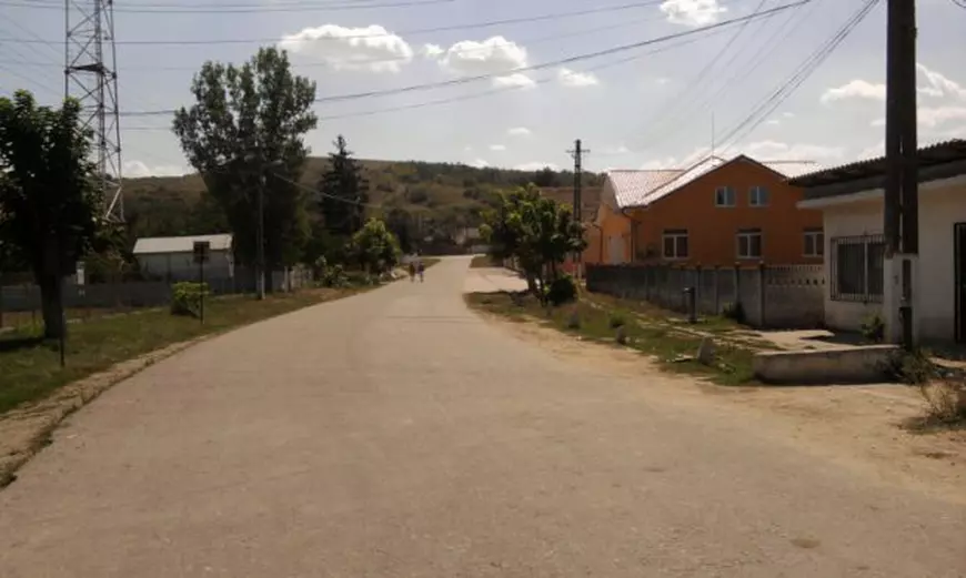 REPORTAJ VIDEO/ Nevasta unui primar din Dolj a plecat la cules de căpșuni în Spania