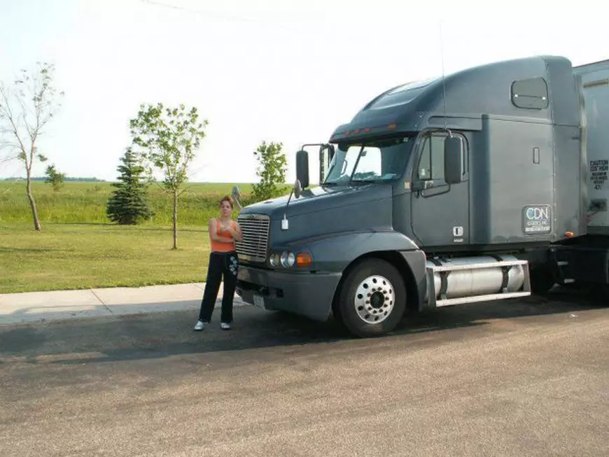 REPORTAJ: Când visele au aripi... de avion. Mihaela a părăsit România sperând că va fi o pictoriță faimoasă în America, dar a devenit ofițer de securitate pe un aeroport din Chicago