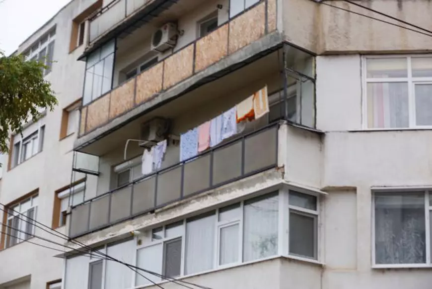 Buzoienii nu mai pot usca rufele la vedere, scutura covoare în fața blocurilor sau scuipa pe jos. Așa a decis Consiliul Municipal| FOTO
