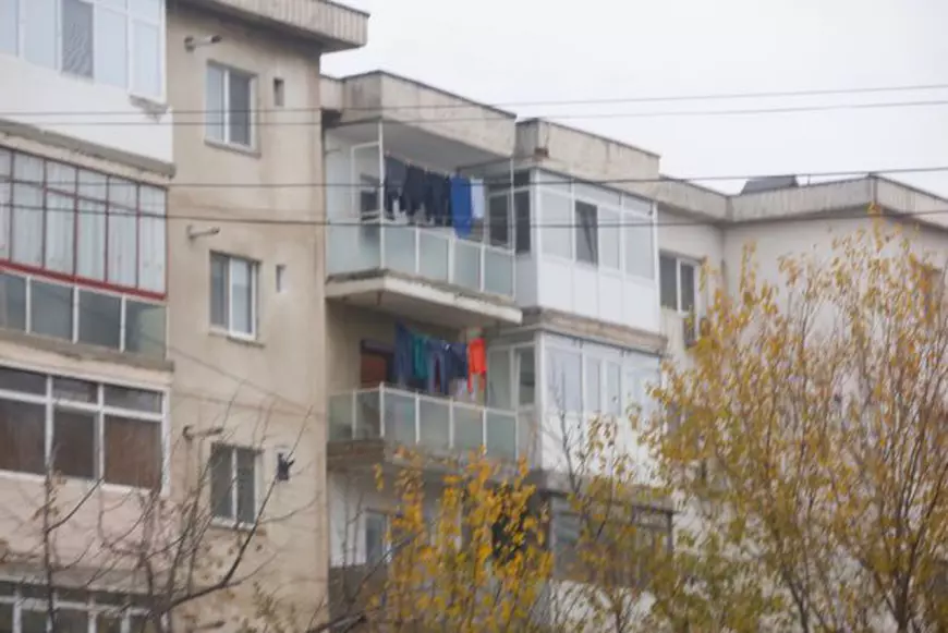 Buzoienii nu mai pot usca rufele la vedere, scutura covoare în fața blocurilor sau scuipa pe jos. Așa a decis Consiliul Municipal| FOTO
