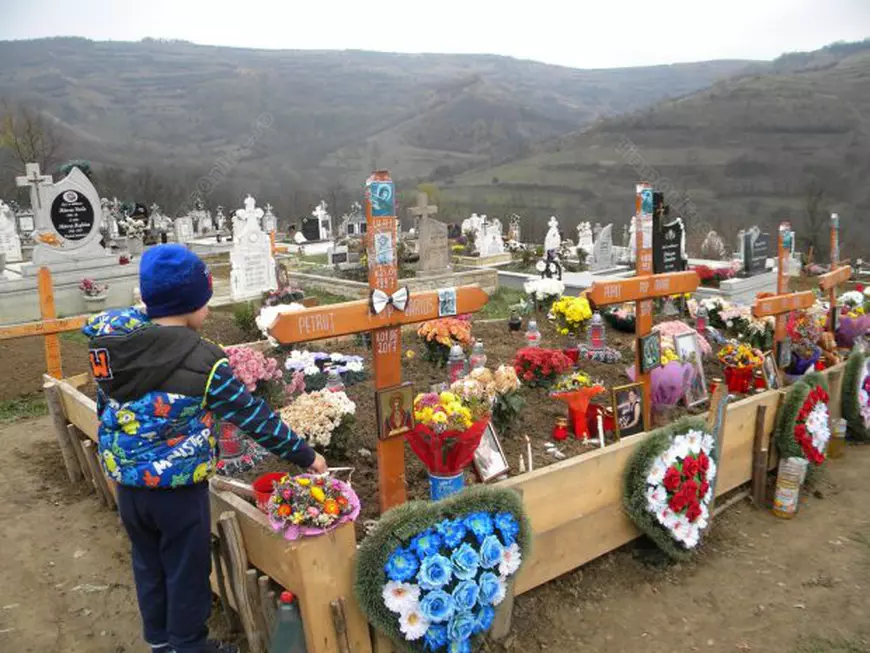 Cosmina, fetița din Bistrița care a murit alături de trei frați, ar fi împlinit 13 ani. „I-am făcut tort, dar nu are cine să sufle în lumânări” | FOTO&VIDEO